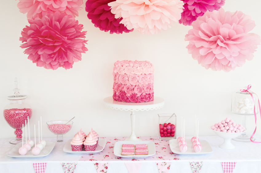 mesa de dulces decorada con pompones
