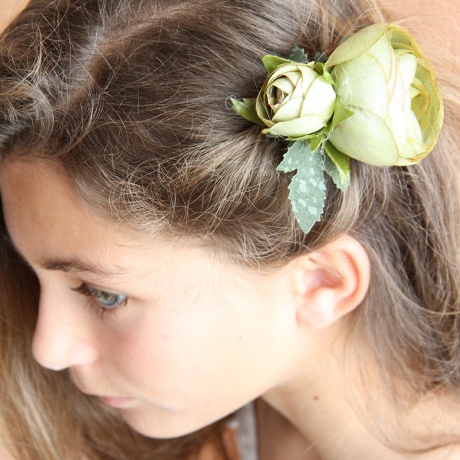 Peinados de mujer plana con accesorio de flor cinta y lazo corte de pelo  de mujer joven con horquillas lazos y bandas conjunto de vector de peinado  de niña  Vector Premium