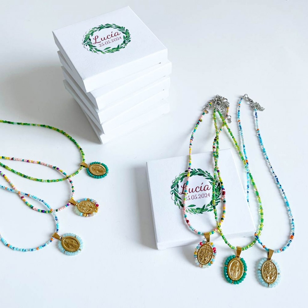 Collares de cuentas de colores con medalla dorada de la Virgen y cajas personalizadas