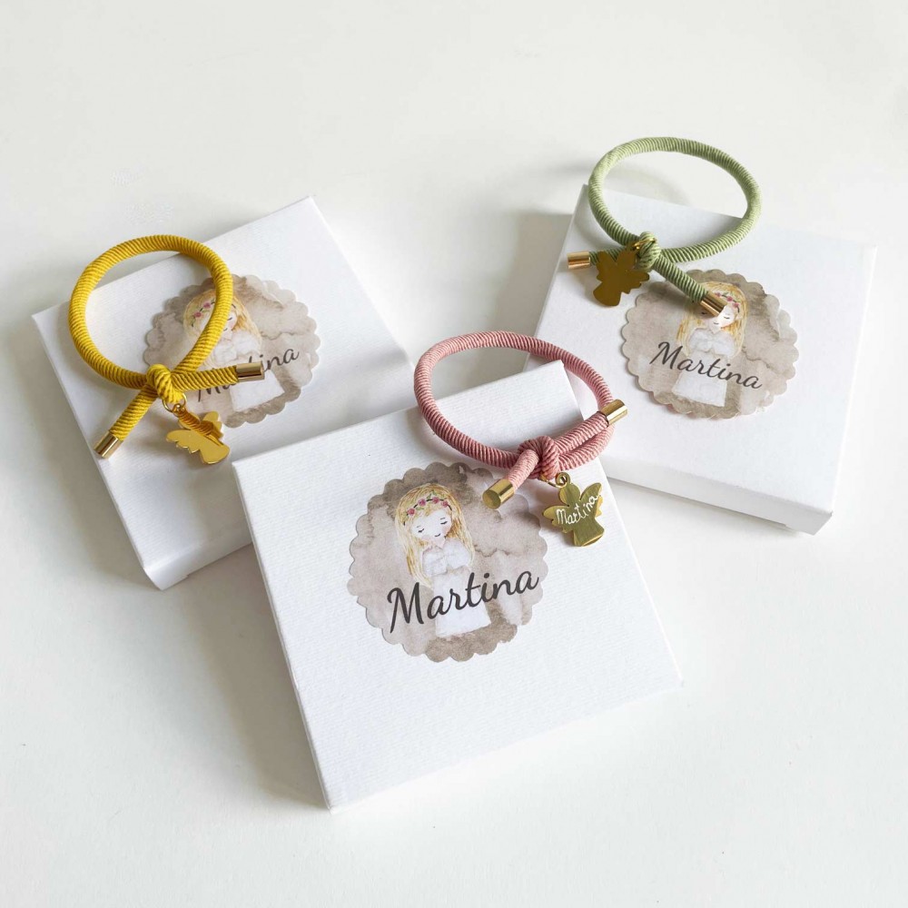 Tres pulseras de cordón nudo en colores mostaza, rosa y verde con dije de ángel dorado y cajas personalizadas