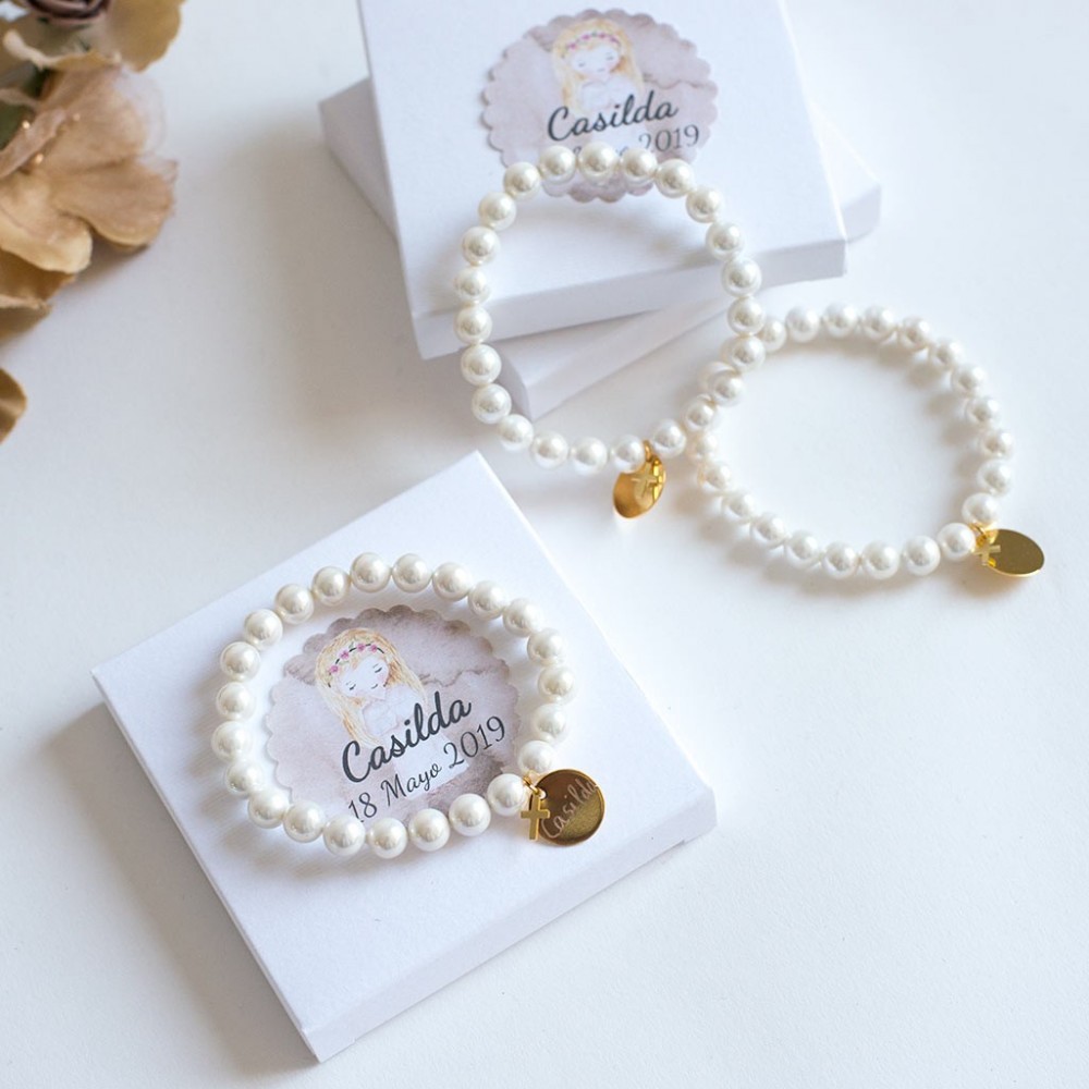 Tres pulseras de perlas blancas con medalla dorada personalizada y caja de regalo para la comunión.