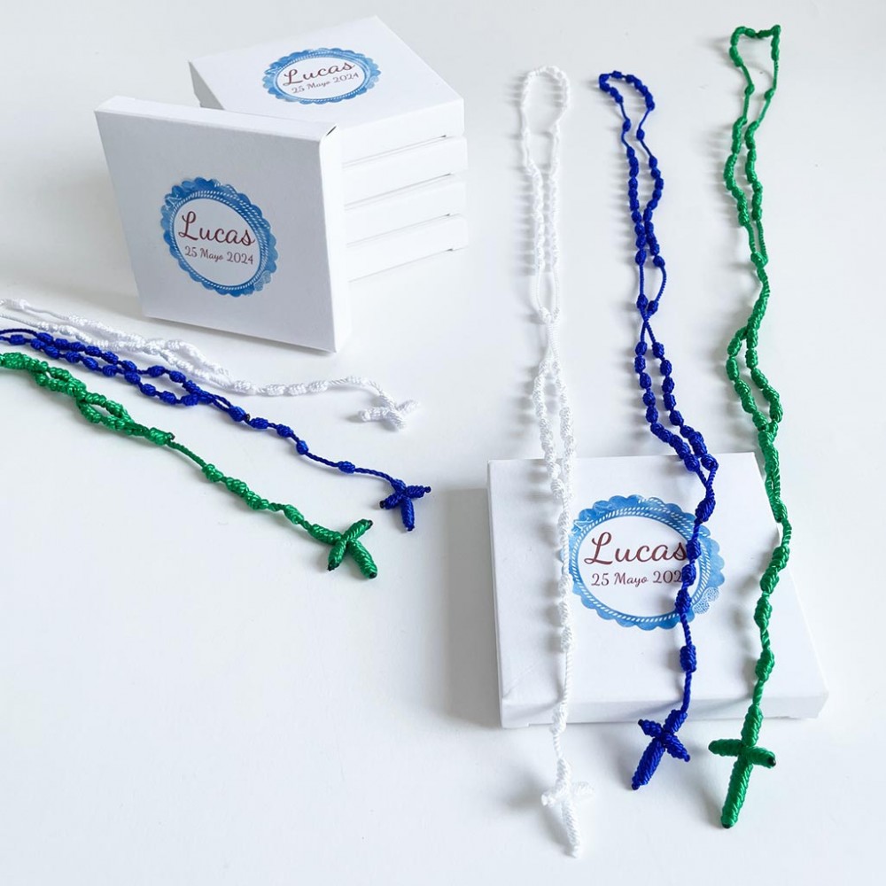 Rosarios de hilo en azul, verde y blanco con nudos y cruz de hilo para la comunión