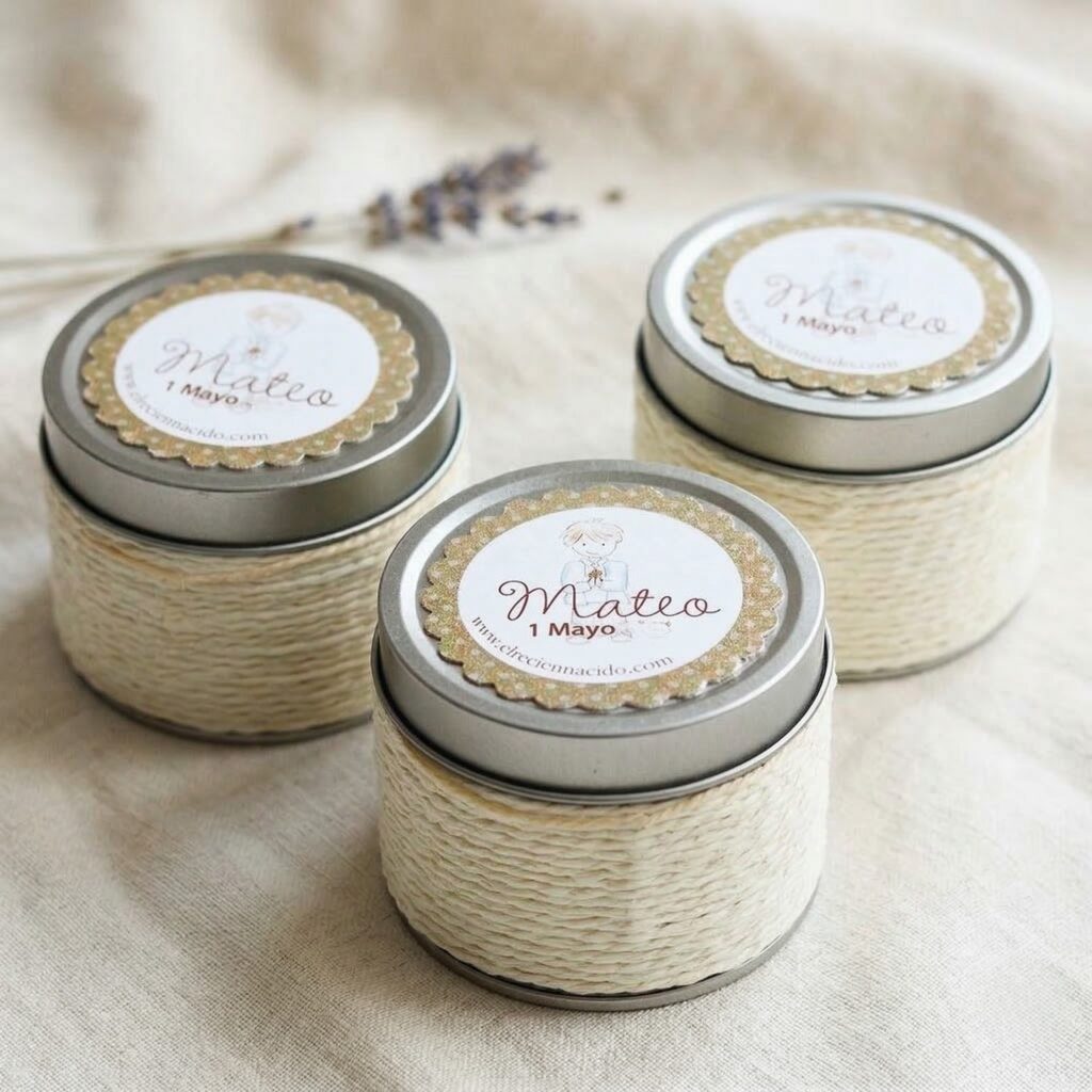 Tres velas en lata plateada decoradas con cuerda de yute y etiquetas personalizadas para los invitados de comunión